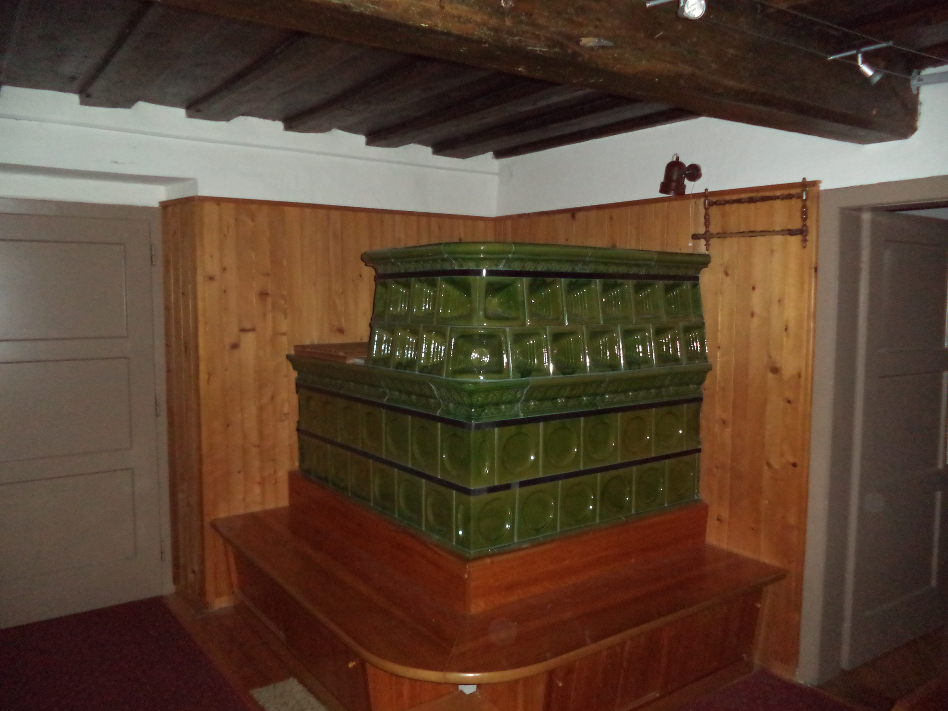 The ancient fireplace still warms the house during cold winters (large apartment).